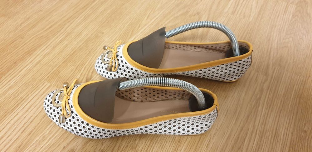 Balerini albi cu bordura galbena, piele perforata, marimea 38