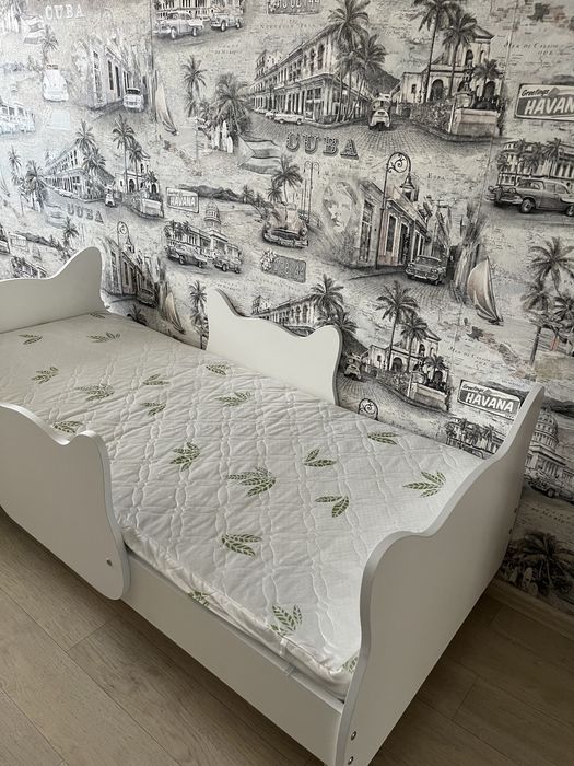 Продам детскую кроватку с матрасом