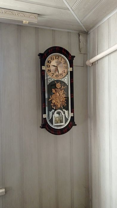 Часы настенные, без боя, с вращающимся маятником, в рабочем отличном с