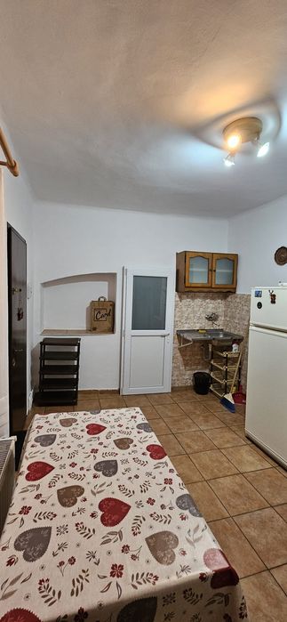 Închiriez garsonieră la casă