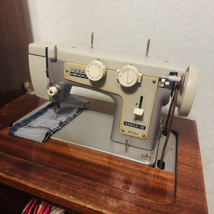 Швейная машинка с тумбочкой