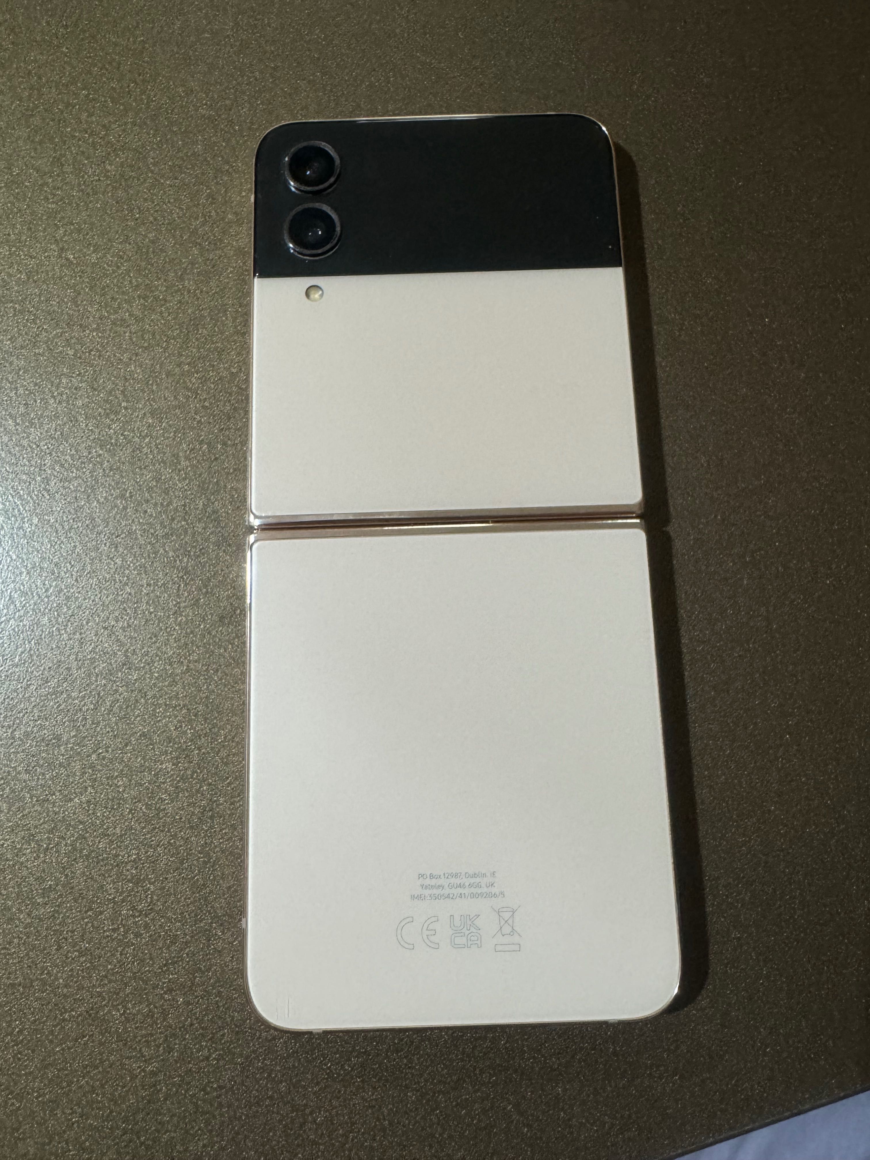 Продавам Samsung Zet flip 4
