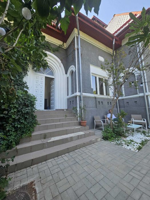 Inchiriez 2 camere in casa interbelica