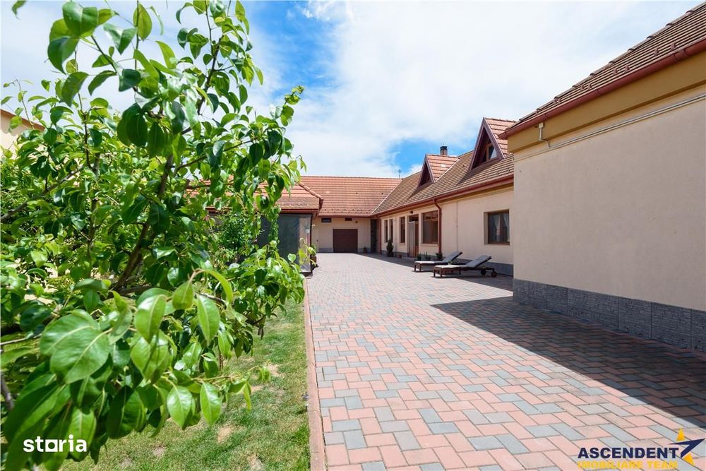 Resedinta cu:foisor,2 garaje, crama tip restaurant+garsoniera lux ...