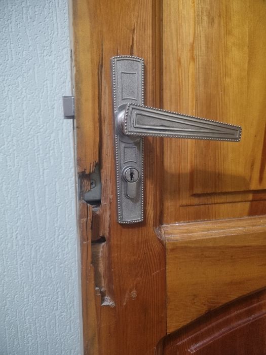 Taxta eshiklar jami 4 ta