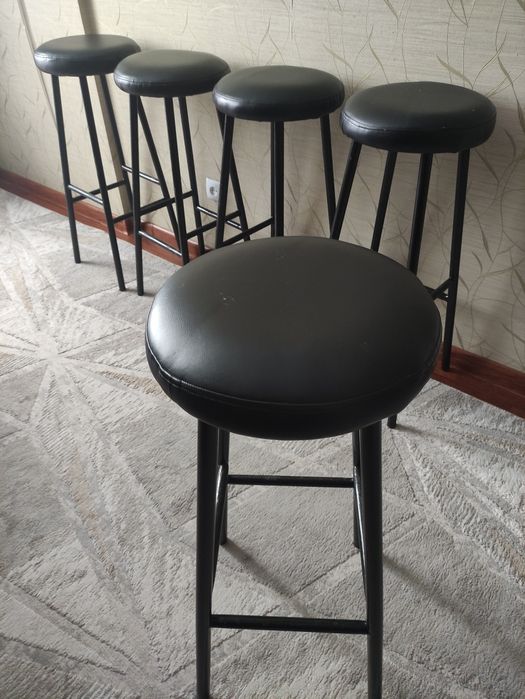 Барные стулья, высокие.