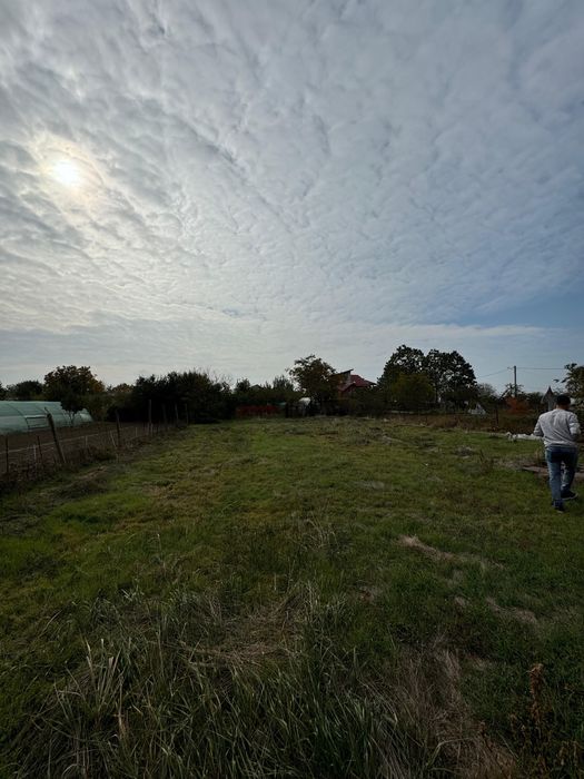 Casa la rosu de vanzare in Adunatii Copaceni