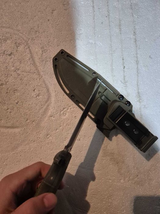 Briceag De Drumetie Din Otel D2