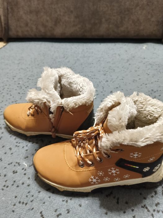 Продам зимнюю обувь на девочку