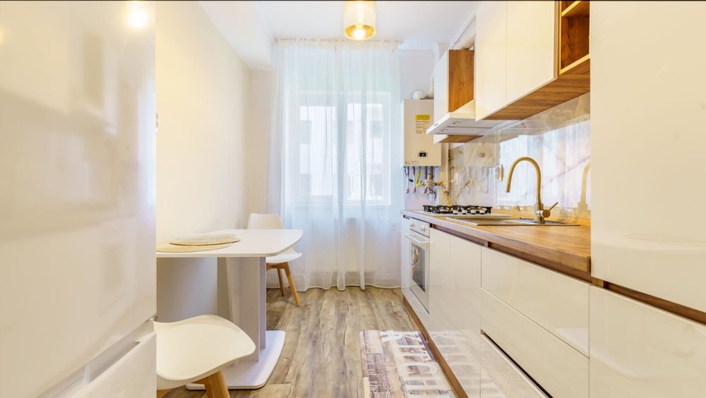 Vand apartament ultrafinisat, decomandat.