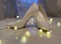 Бели сватбени обувки