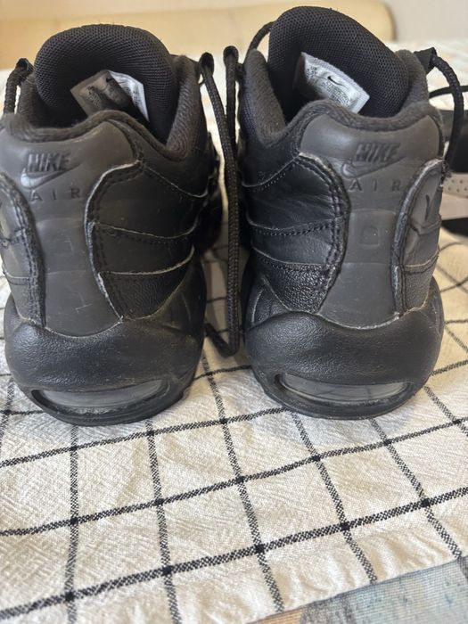 Nike обувки.