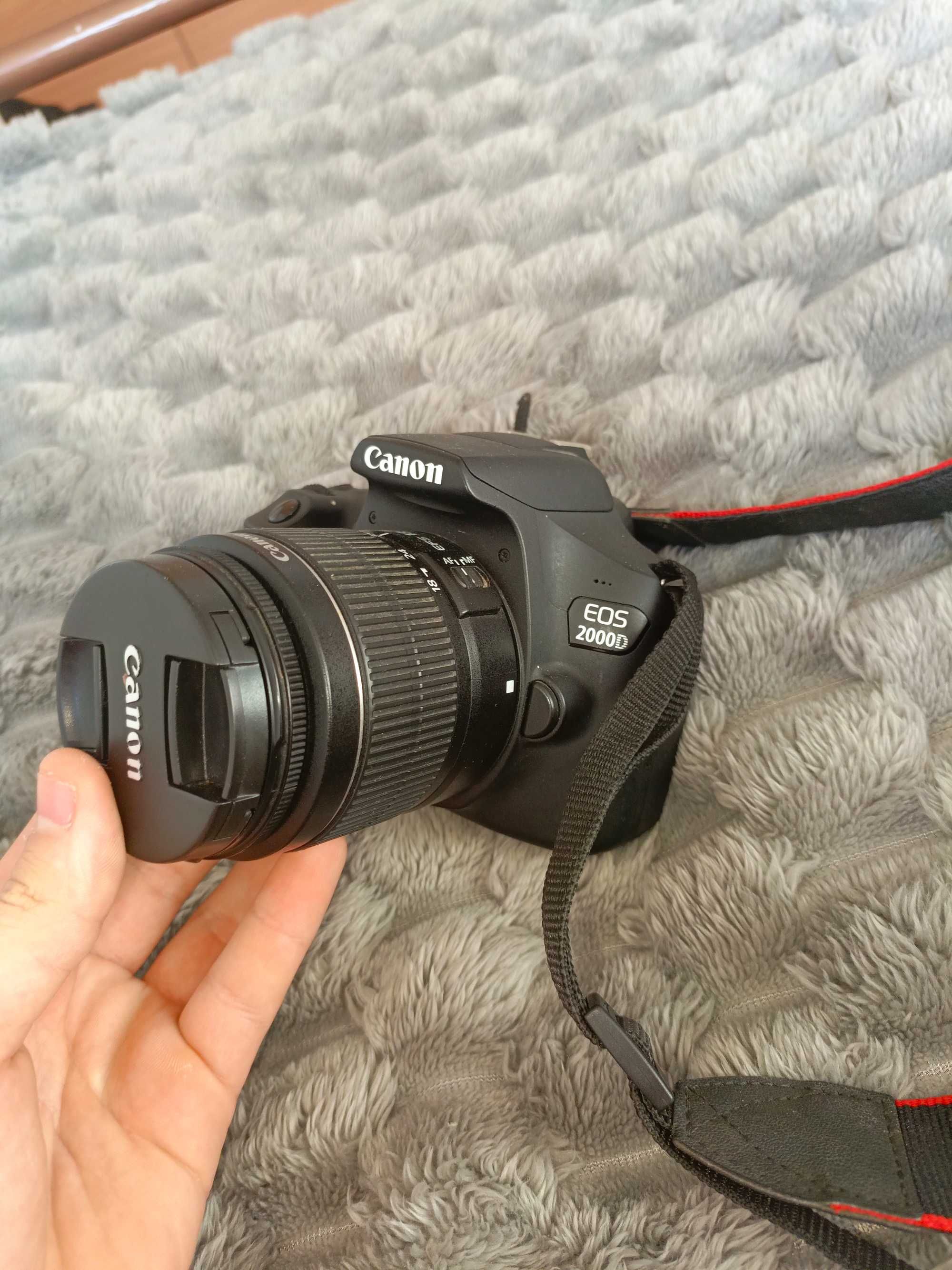 Фотоапарат Canon 2000D с обектив EFS 18 - 55 mm, зарядно и акумулатор.
