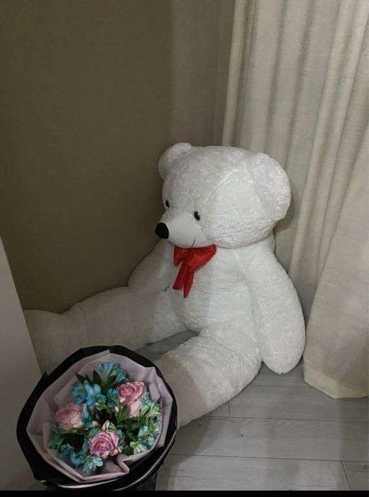 Белый двух метровый медведь