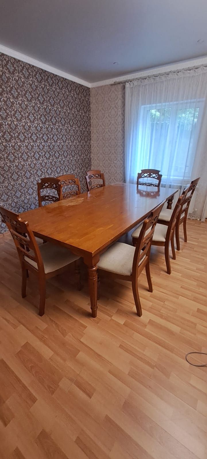 Продаётся стол и стулья в зал