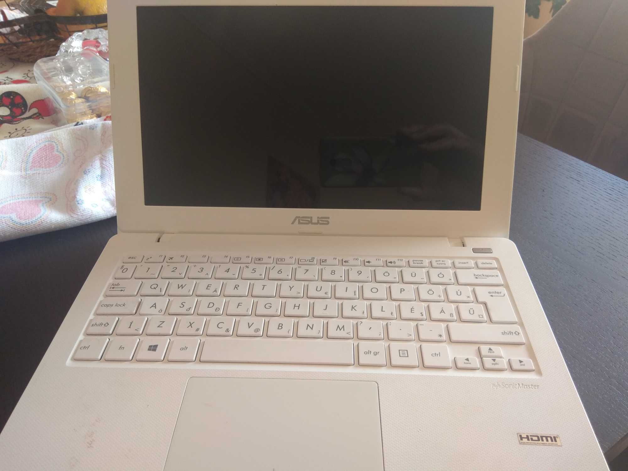 Продавам Asus x 200 m