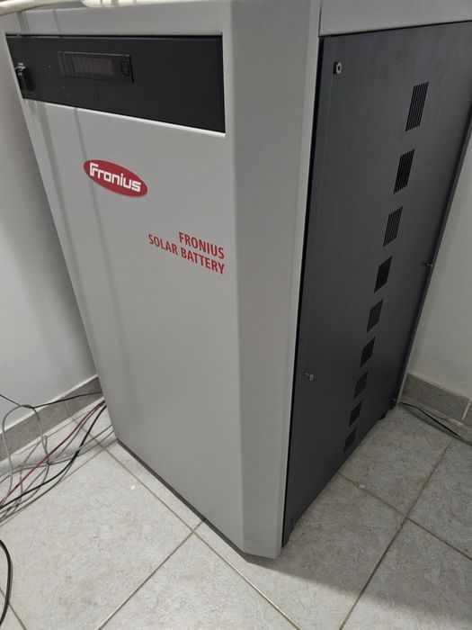 Vand invertor Fronius symo Hibrid 5.0-3 trifazat cu banc Fronius cu 3