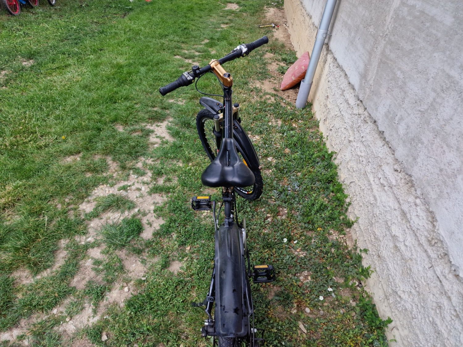 Bicicleta MTB cu suspensie