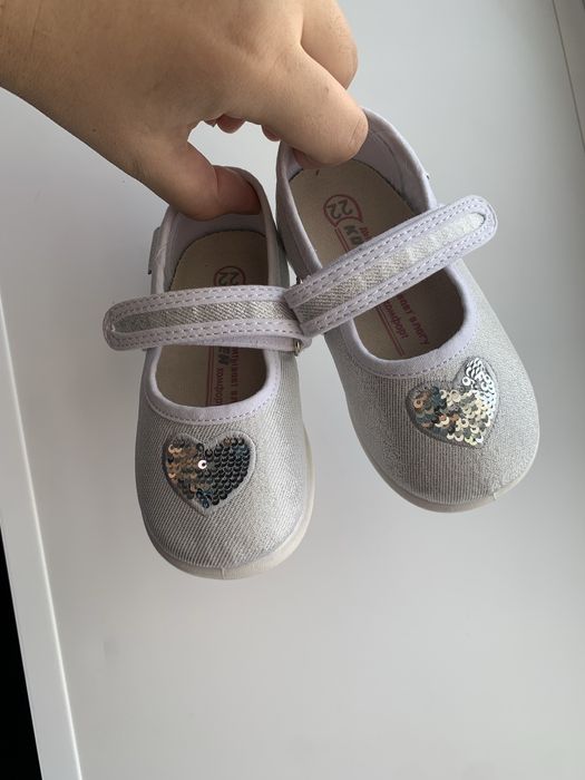 Продам новые детские туфли