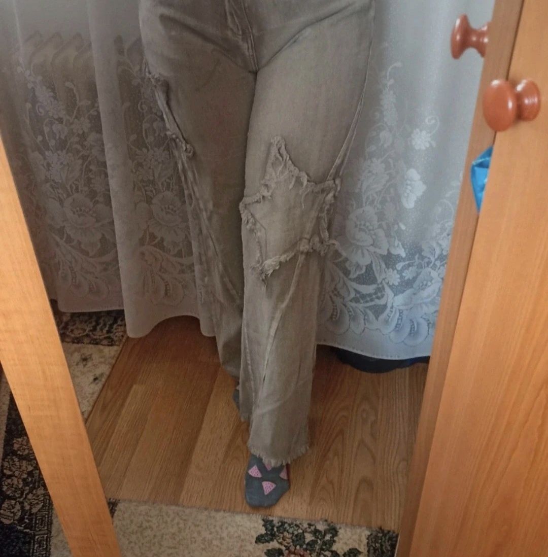 Blugi evazati cu stelute
