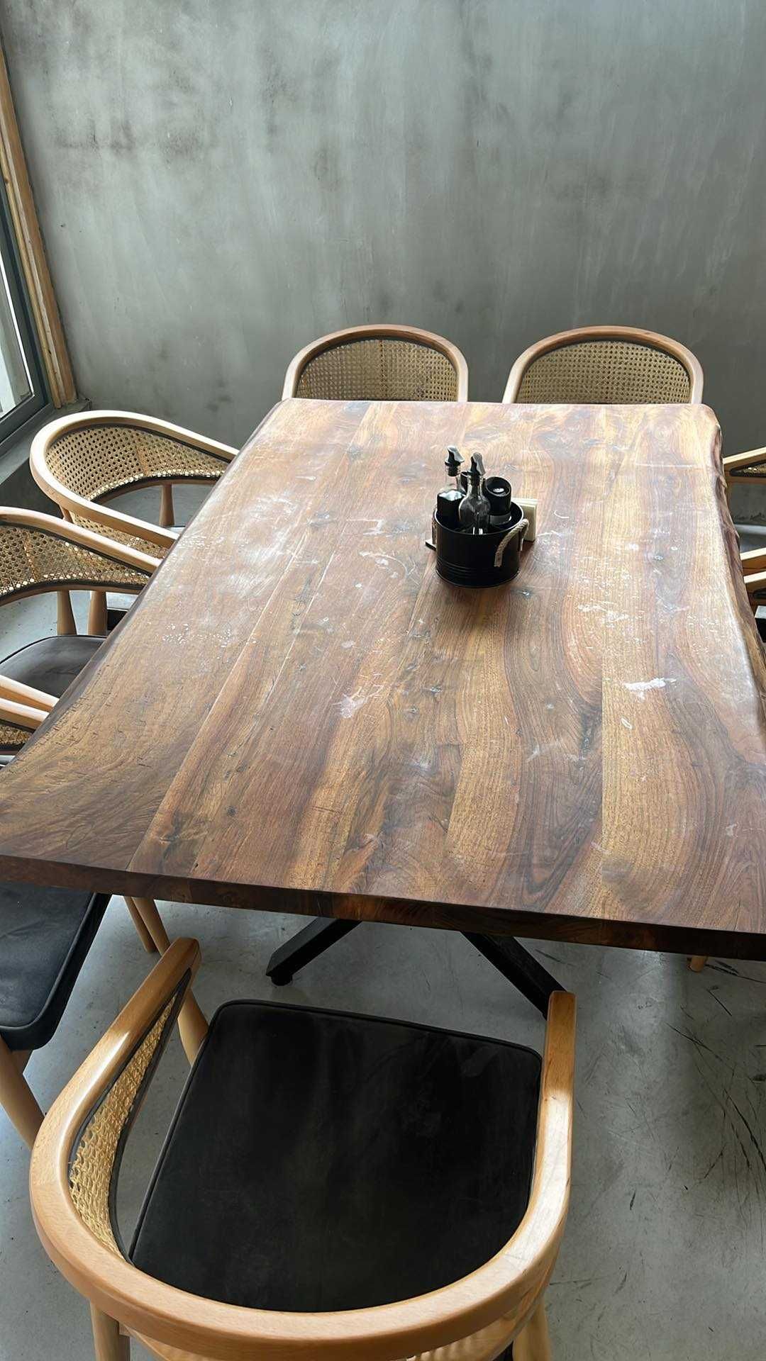 Масивна дървена маса от орех