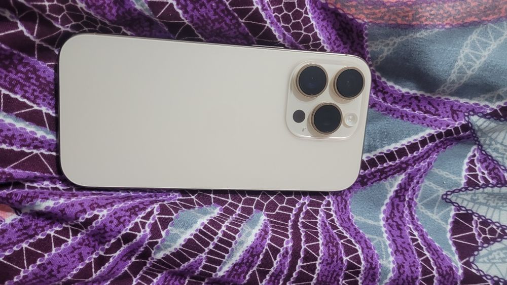 Продаю айфон 16 про