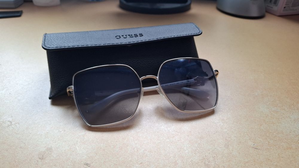 Бели очила Guess