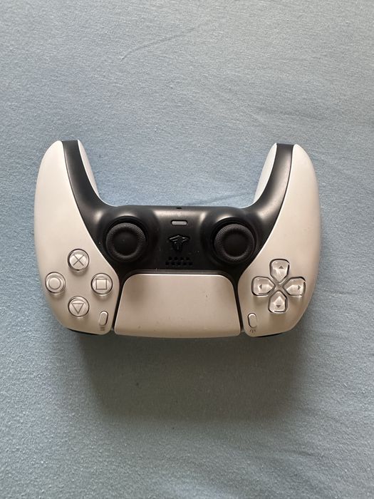 Vand playstation 5 + 3 jocuri