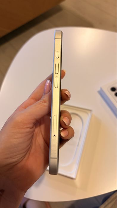 iPhone 16 256 GB, impecabil, garantie aprilie 2026