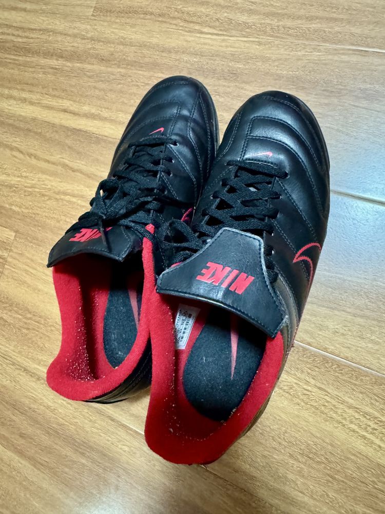Pantofi sport NIKE fotbal. Marimea 44. Impecabili.