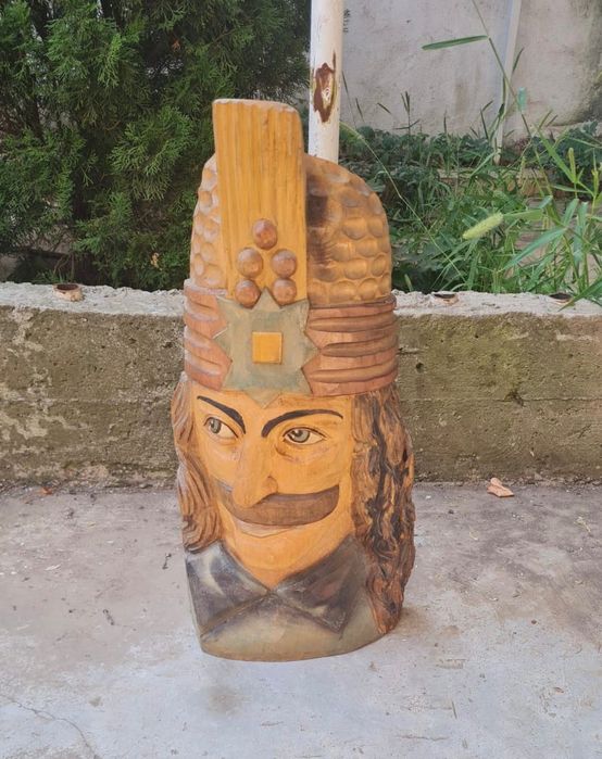 Bust sculptat din lemn de fag sau tei, portret Vlad Țepeș