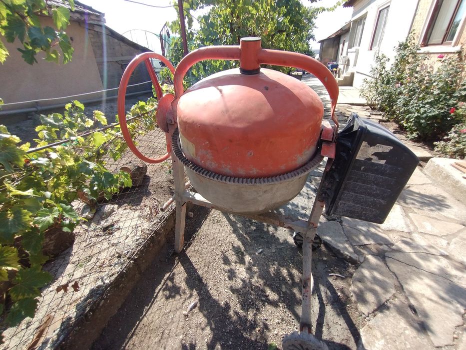 Vând betonieră de jumătate de sac de ciment