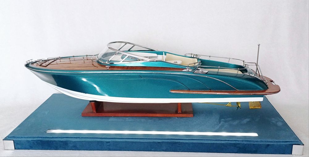 Vitrine machete auto, navomodele si aeromodele