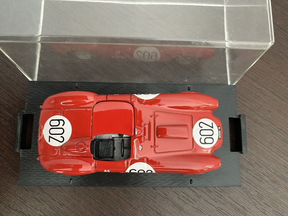 Vand macheta de colectie masina Lancia .