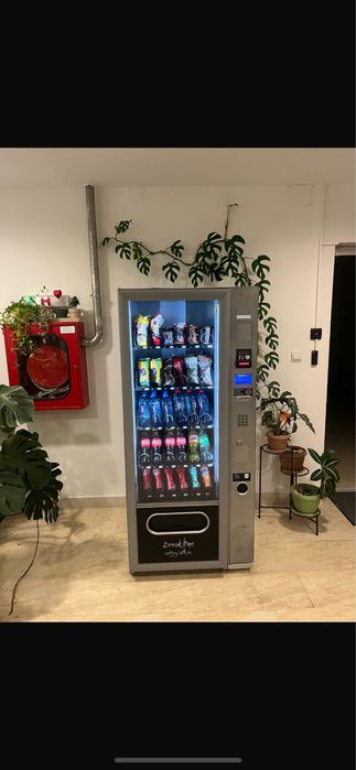 Aparat Vending Tonomat sucuri , biscuiti , etc.