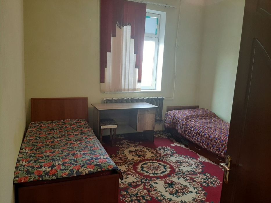 Семье или СТУДЕНТАМ
Сдаётся коттедж 
6 соток 
4 комнат 
2 санузла 
Ор: