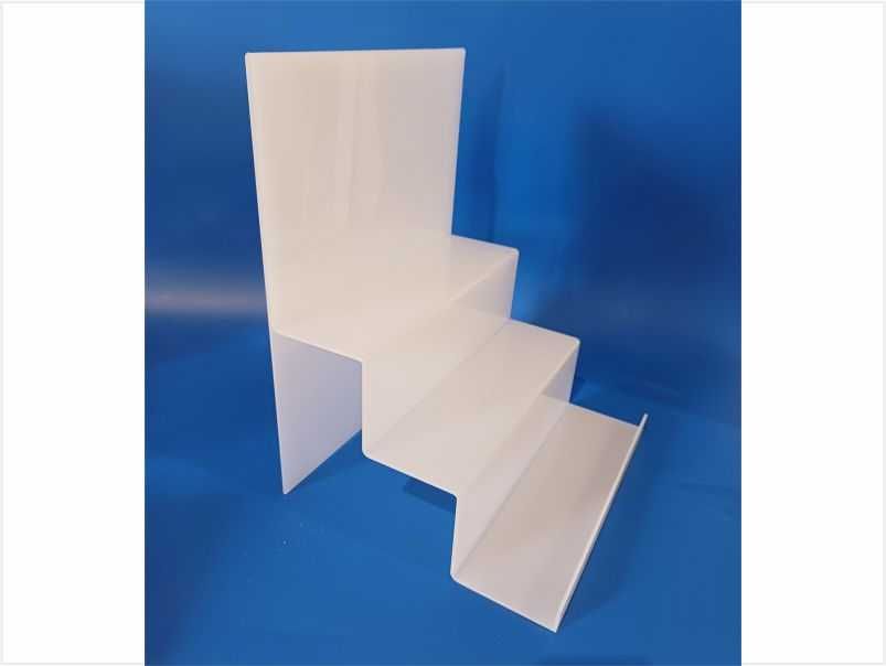 Стъпаловиден стелаж от плексиглас за витрини, щандове и изложения