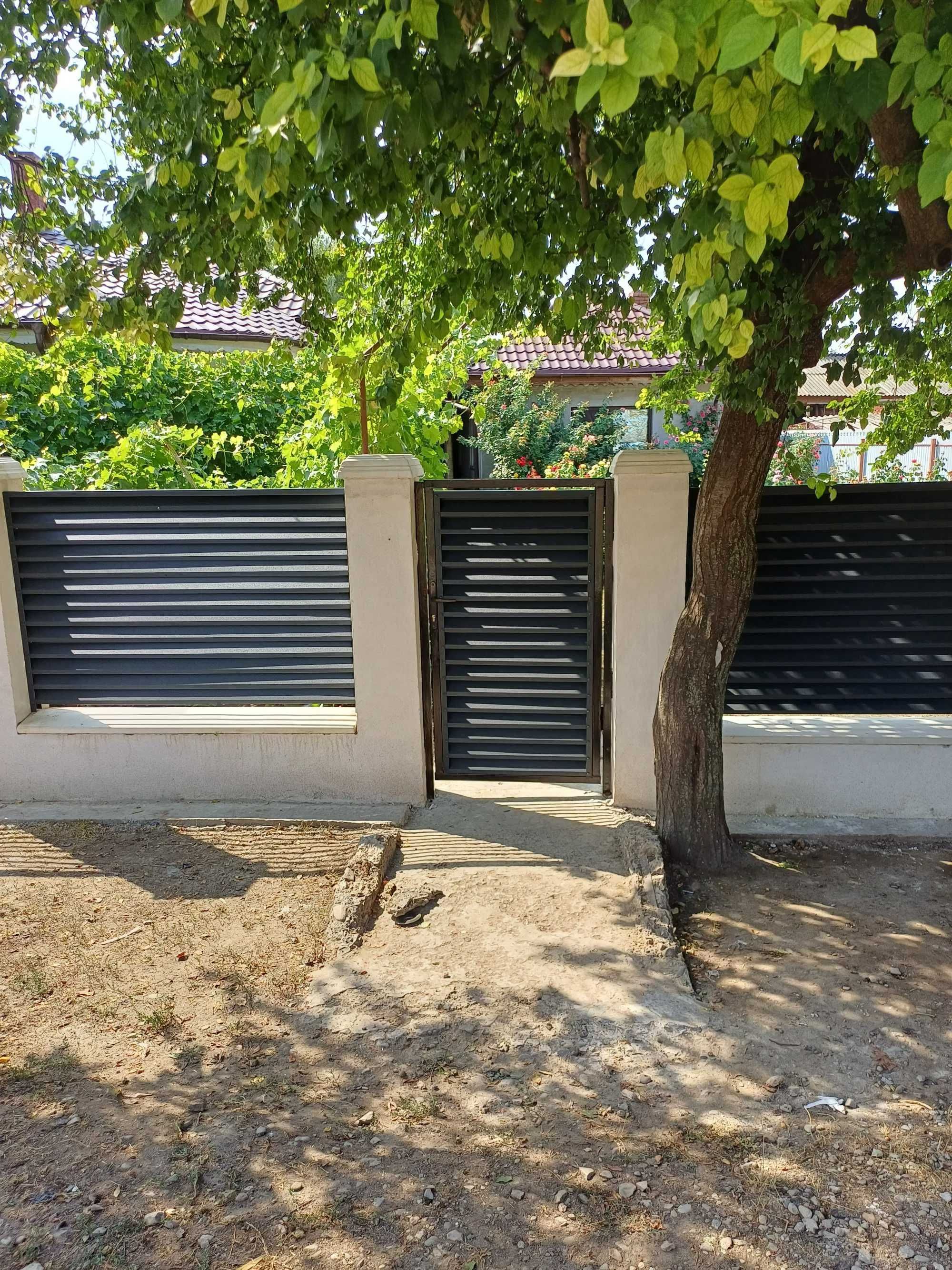 Garduri si porti stil jaluzea, sipca metalica, tabla cutata