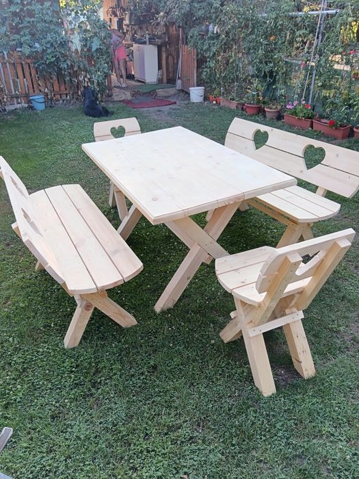 Mese, bănci, spatii de joacă