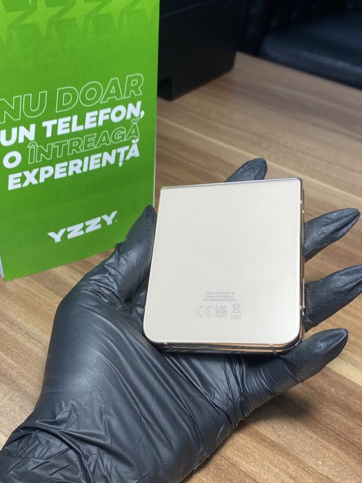 Samsung Galaxy Z Flip4 / Garanție 12 luni / 256 Gb / Foarte bun