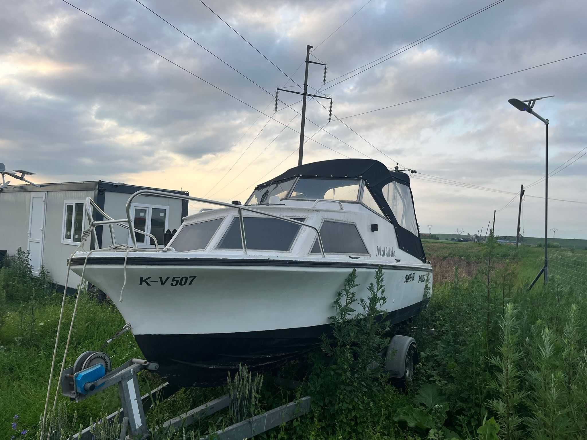 Barca cu peridoc, motor 50 CP