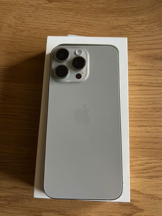 Iphone 15 pro max Natural Titanium+ apple watch SE2 midnight 44mm