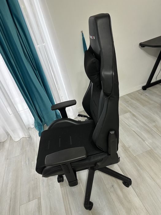 Se vine scaun gaming si birou impecabile.