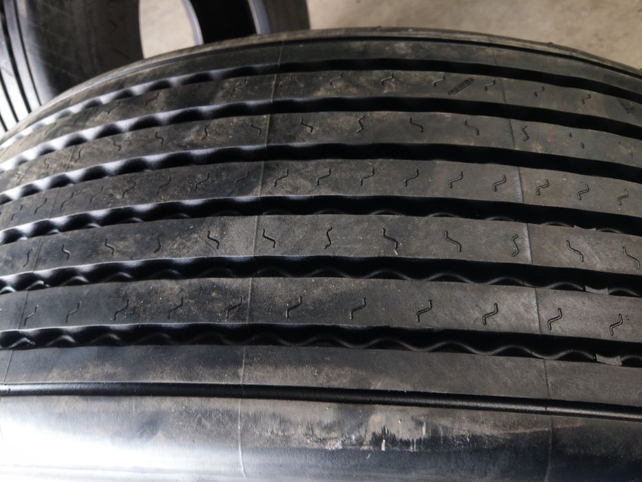 Vând două anvelope resapate 425/65R22,5
