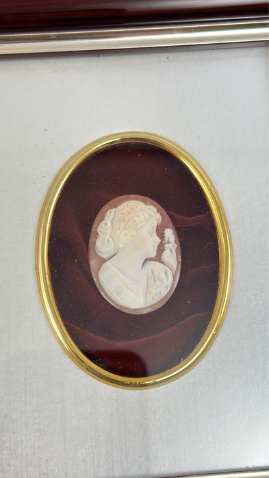 Frumoasa camee sculptata in scoica inramata veche vintage de colectie