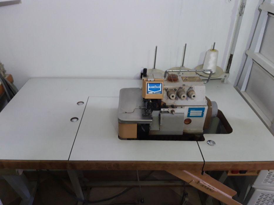 Mașina de cusut și surfilat