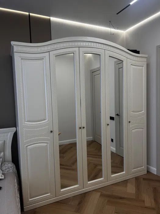 Продам мебель шкаф спальня тумбы