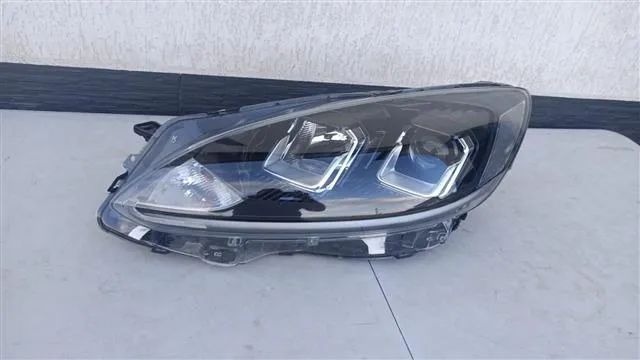 Far stanga Ford Kuga an 2020 2021 2022 2023 Lupa led Halogen cod LV4B-13W030-AK , LV4B13W030AK