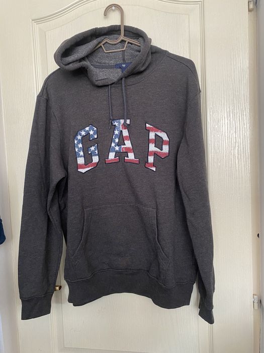 Geacă  VERSACE , hanorac firma Gap; tricou Philipp Plein