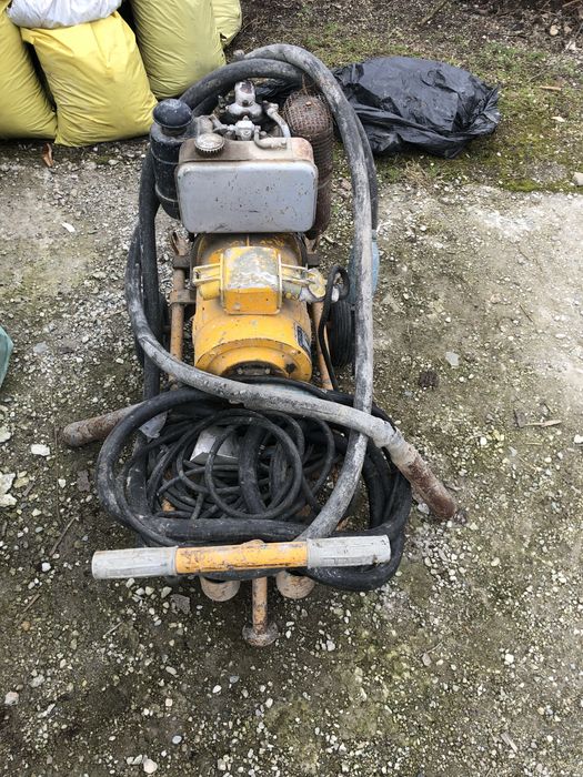 Se vinde vibrator beton pe motorina